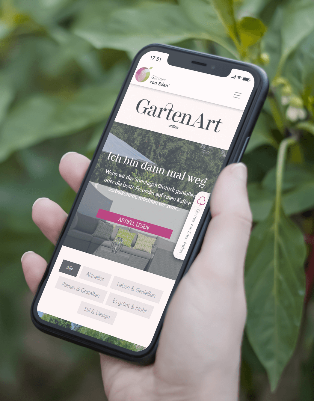 Smartphone mit GartenArt-Website Ein Smartphone zeigt die GartenArt-Website mit einem modernen Design und Gartenmöbeln.