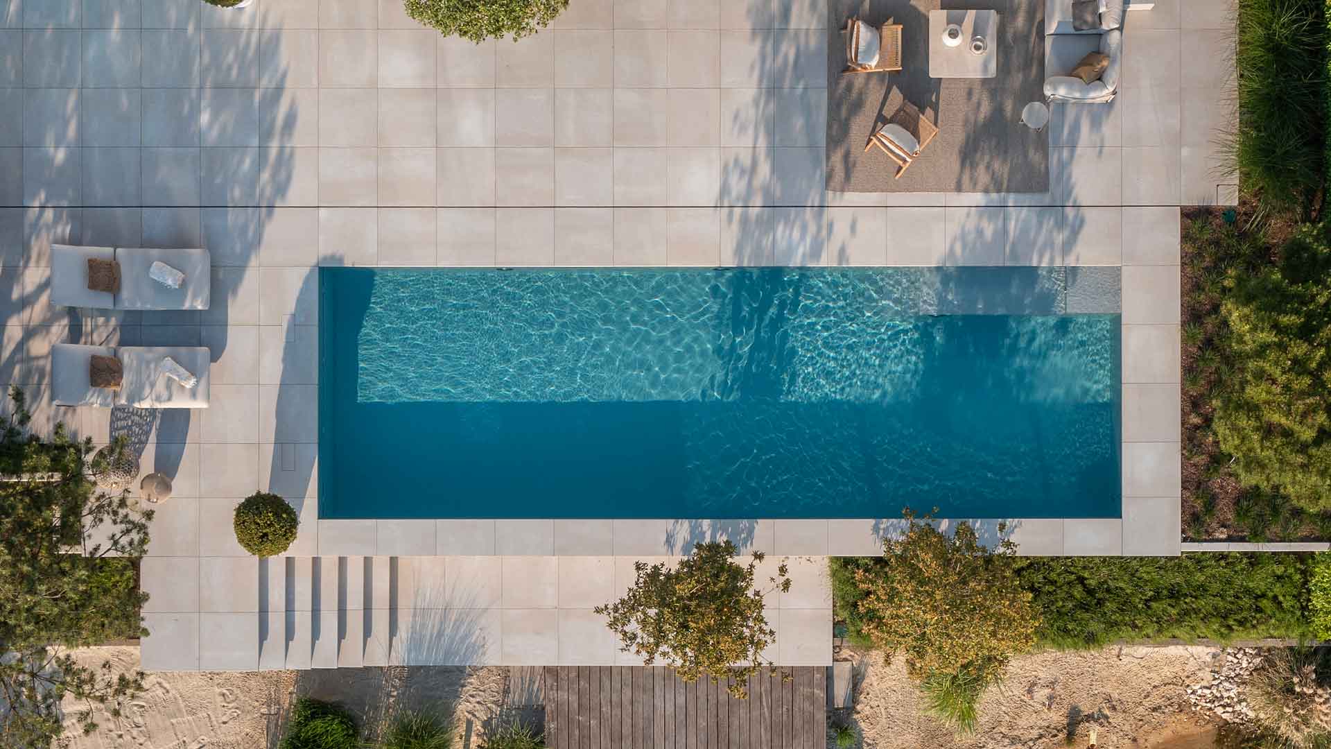 Schwarz-weiß Bild mit der Aufschrift '1920 x 1080' und einer Gartenlandschaft im Hintergrund.