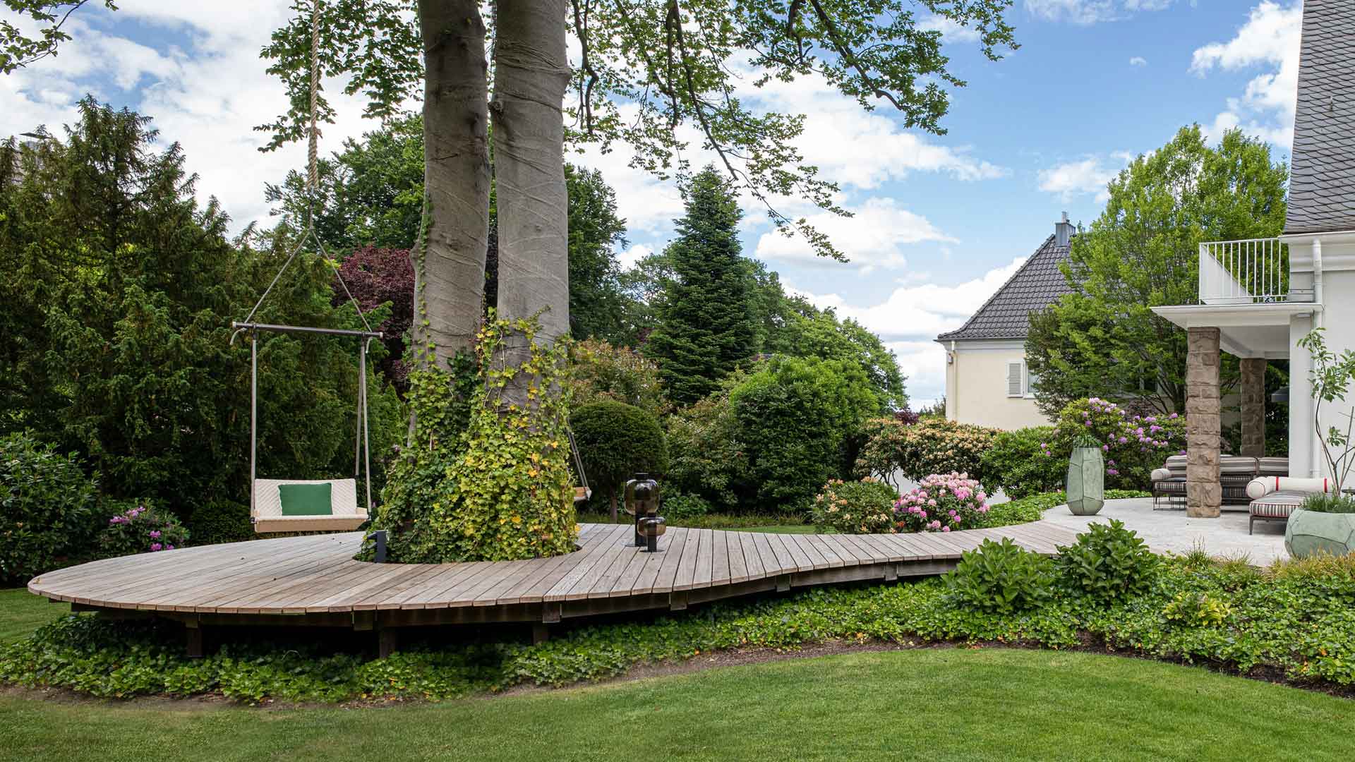 Schwarz-weiß Bild mit der Aufschrift '1920 x 1080' und einer Gartenlandschaft im Hintergrund.
