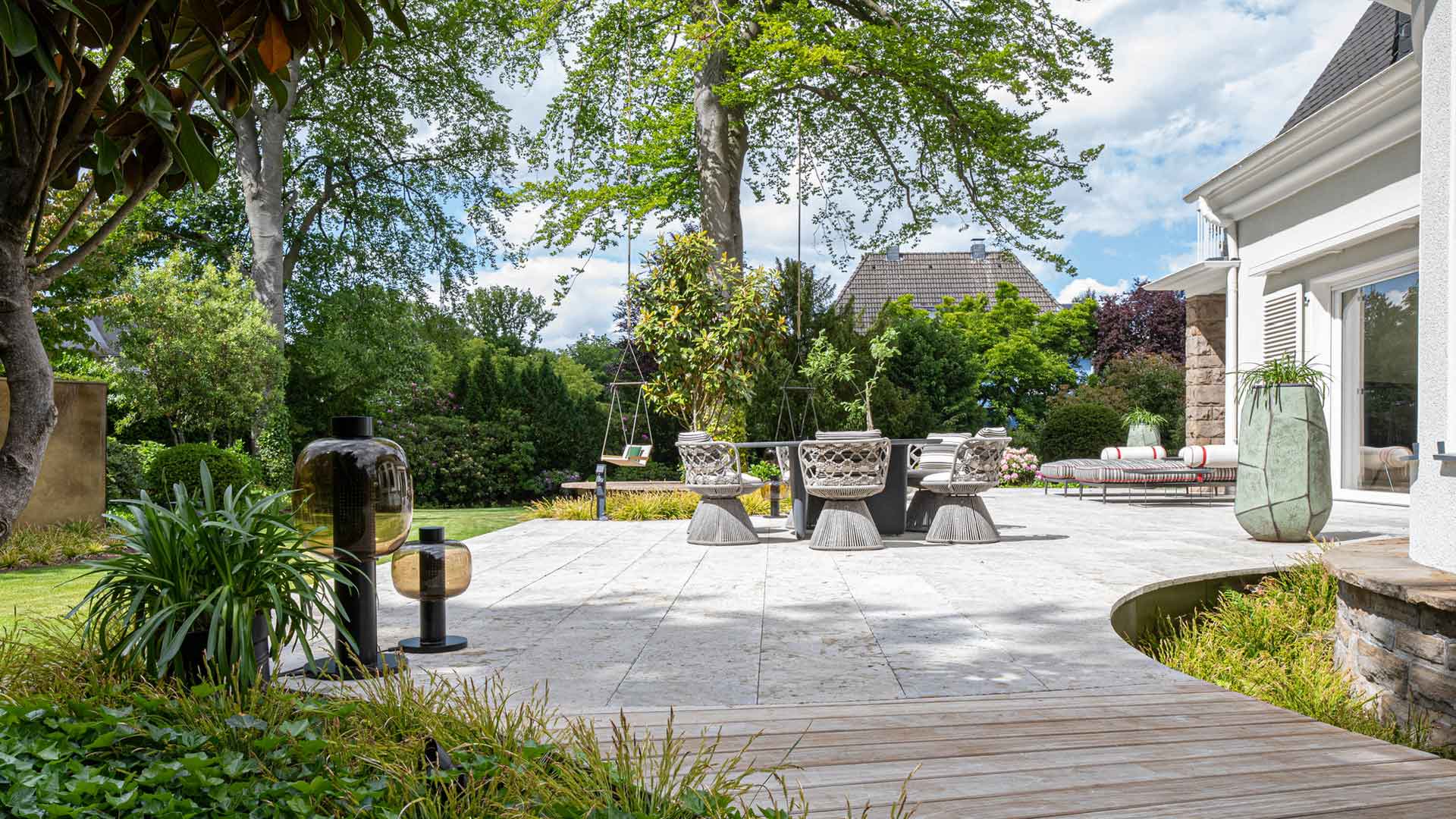 Schwarz-weiß Bild mit der Aufschrift '1920 x 1080' und einer Gartenlandschaft im Hintergrund.