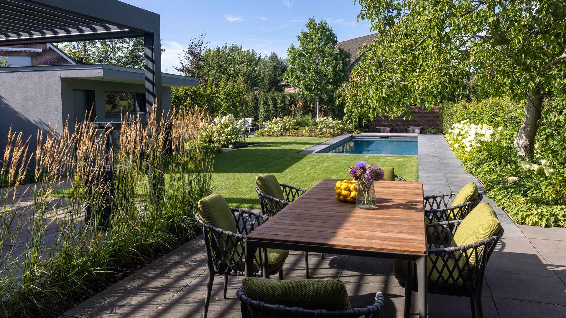 Schwarz-weiß Bild mit der Aufschrift '1920 x 1080' und einer Gartenlandschaft im Hintergrund.