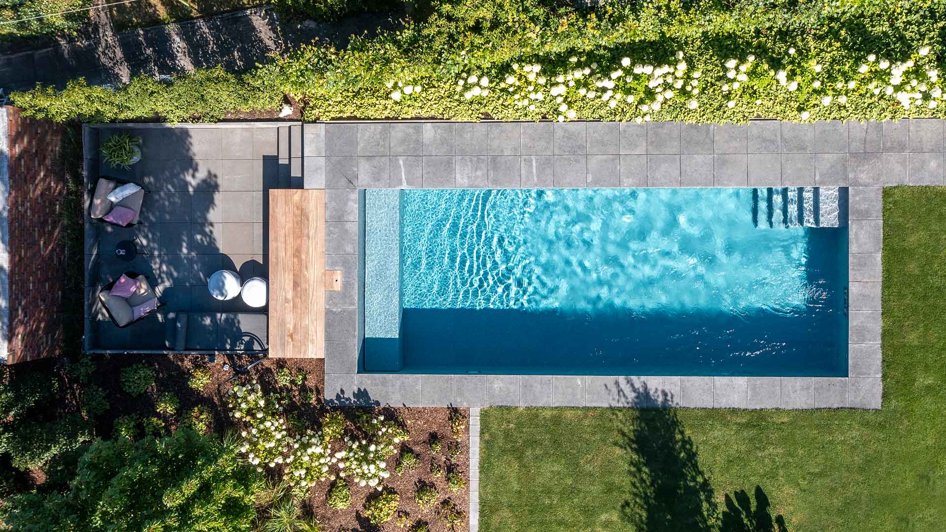 Schwarz-weiß Bild mit der Aufschrift '1920 x 1080' und einer Gartenlandschaft im Hintergrund.