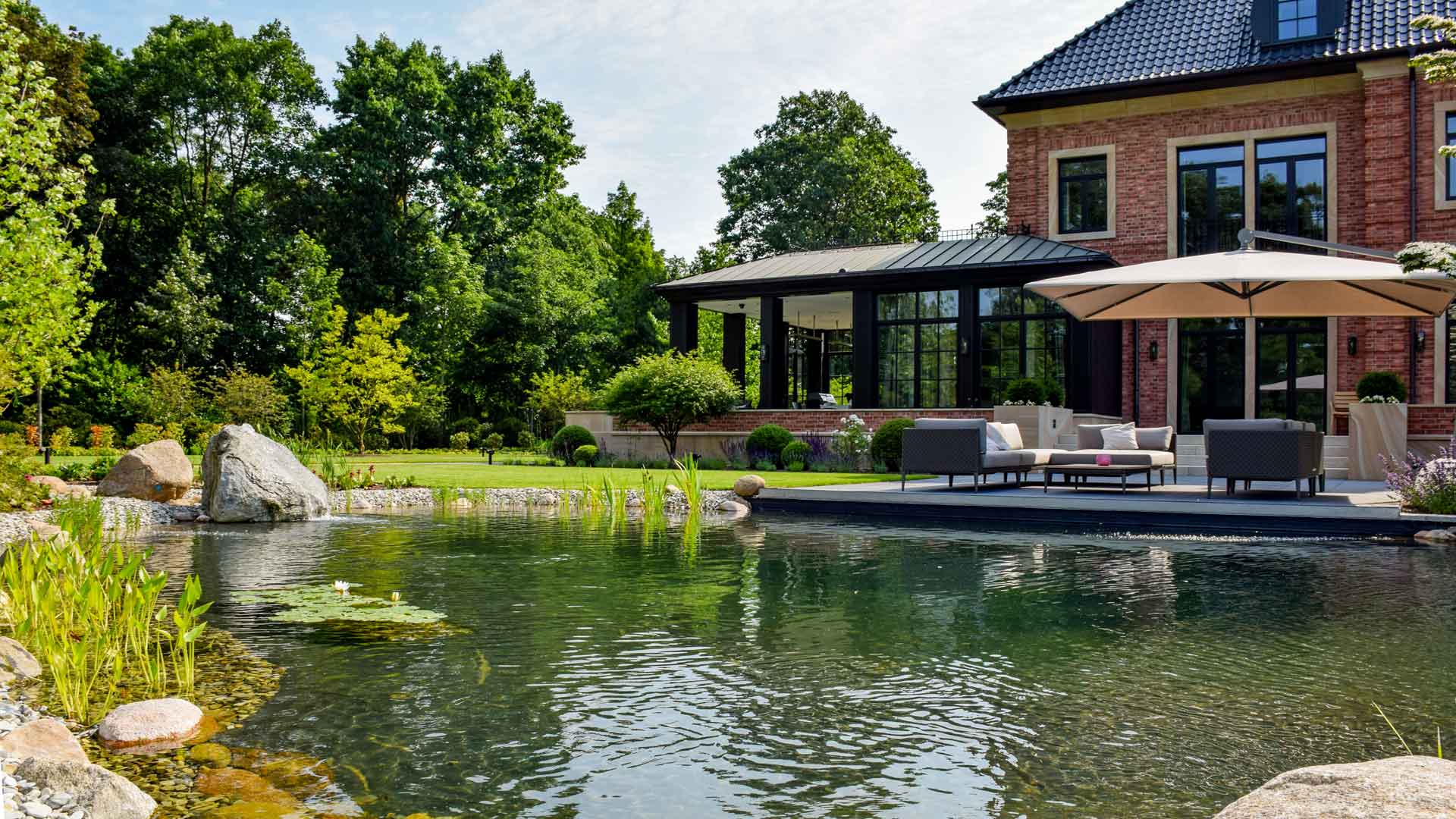 Schwarz-weiß Bild mit der Aufschrift '1920 x 1080' und einer Gartenlandschaft im Hintergrund.