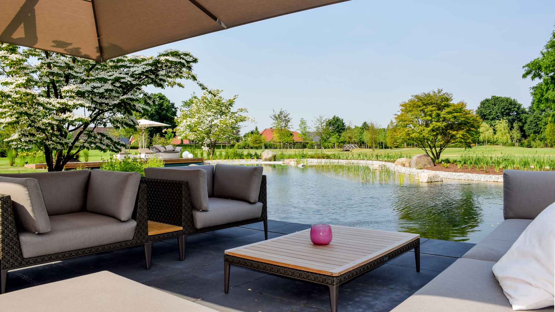 Schwarz-weiß Bild mit der Aufschrift '1920 x 1080' und einer Gartenlandschaft im Hintergrund.